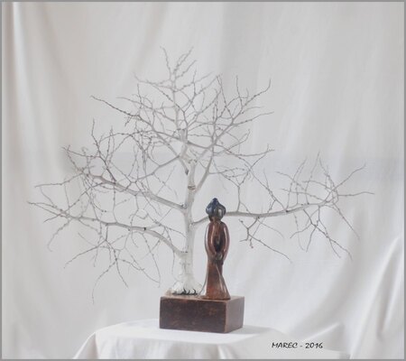 Geisha sous un arbre - bronze et arbre en bois -