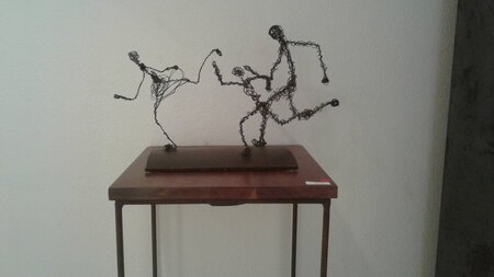courage, ... fuyons!  Fil de fer sur socle acier 45x2 7cm
