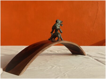 Et...hop ! Bronze et bois d'Eb&egrave;ne PU