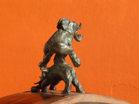 Et hop! bronze et bois (Eb&egrave;ne) vue de dos
